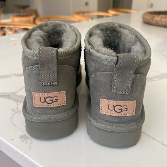 Uggs Ultra Mini Moss Green - size 9 NWT - Picture 3 of 5